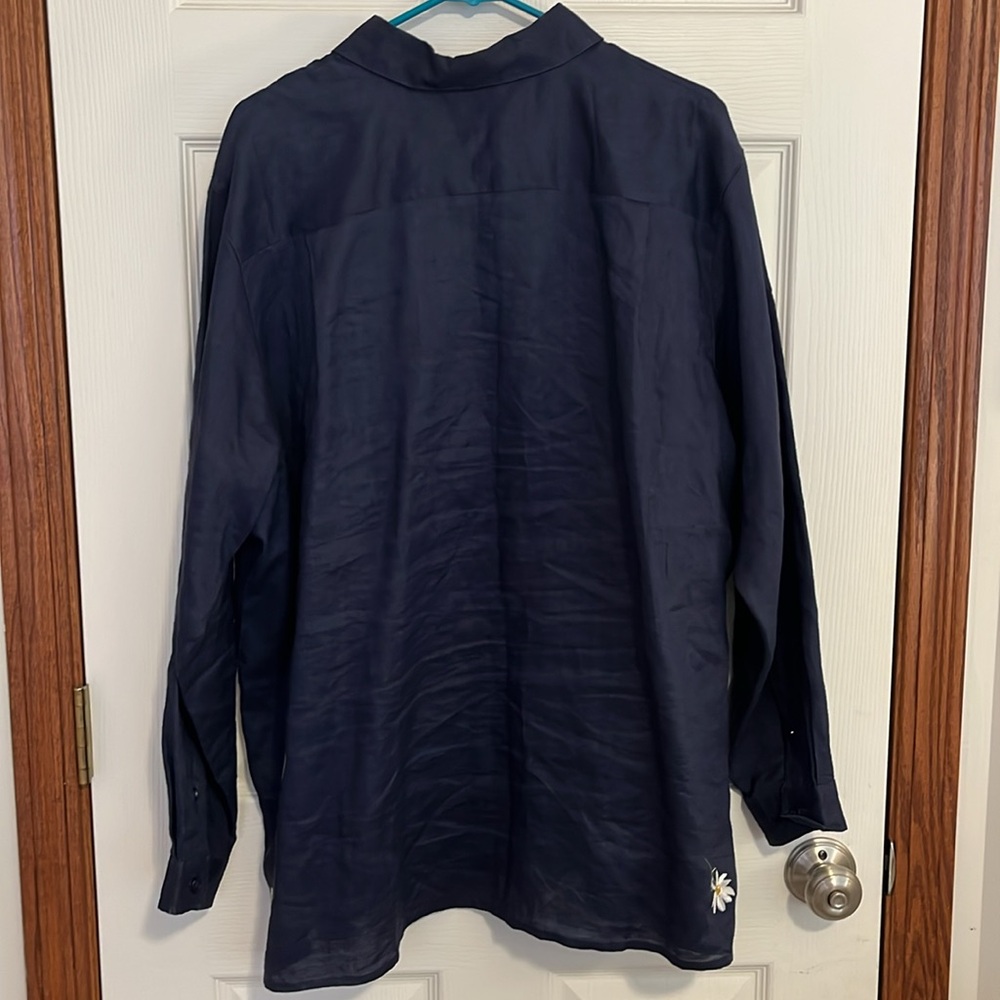 Quacker Factory Navy Blue Ramie Tunic Blouse w/ Embroidered Daisies Women’s 1X - Picture 2 of 14